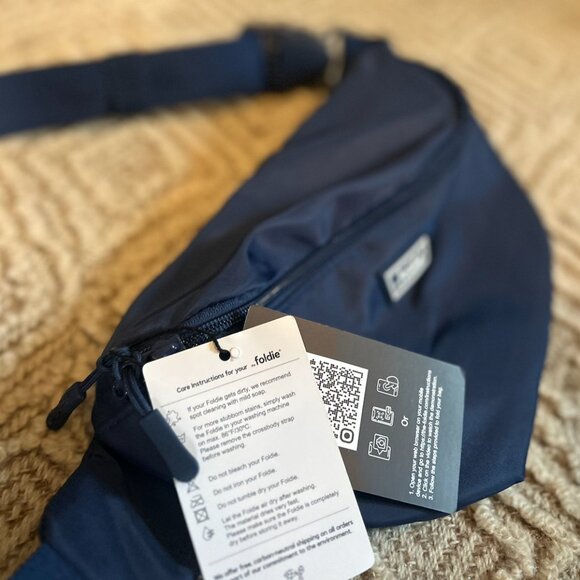 The Foldie® Crossbody- Navy NWT - Picture 5 of 7
